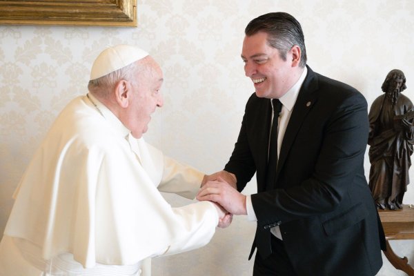 Papa Francisco junto a Martín Perez: "sigan trabajando por la paz y la defensa de la soberanía en el fin del mundo"