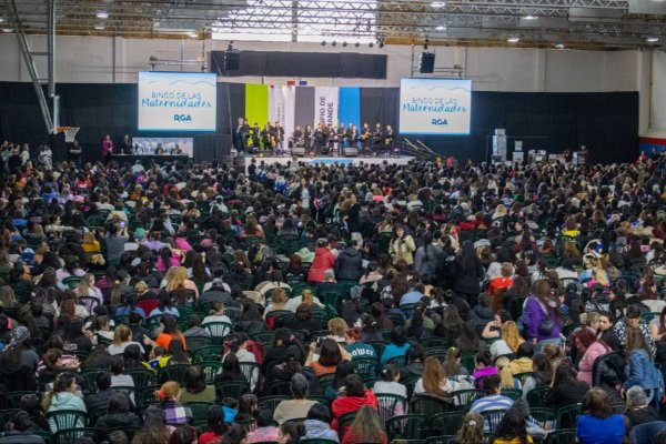 El intendente Martín Perez y más de 3000 vecinas celebraron el Día de las Maternidades